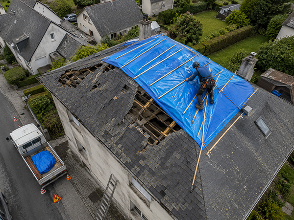 Protection bâche toiture arrachée après tempête à Hauts-de-France